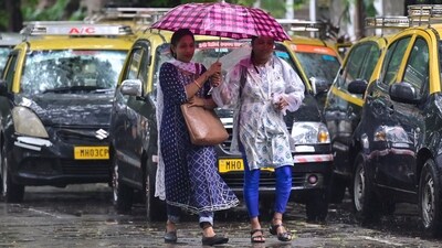 Mumbai residents and their umbrellas were out and about in the city as heavy rain lashed several areas, including the Ballard Estate.&nbsp; (Anshuman Poyrekar/ Hindustan Times)