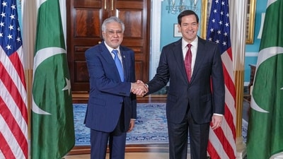 US Secretary of State Marco Rubio (R) meets Pakistan's Foreign Minister Ishaq Dar (X/@SecRubio)