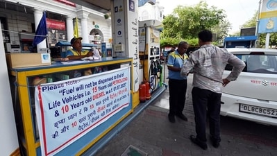 The challenge comes after the BJP government faced widespread criticism earlier this month for implementing a CAQM directive denying fuel to end-of-life vehicles from July 1. (Arvind Yadav/HT PHOTO) The challenge comes after the BJP government faced widespread criticism earlier this month for implementing a CAQM directive denying fuel to end-of-life vehicles from July 1. (Arvind Yadav/HT PHOTO)