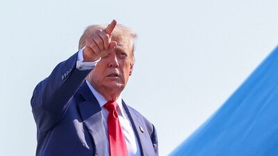 FILE PHOTO: U.S. President Donald Trump gestures while boarding Air Force One, as he departs for Scotland, at Joint Base Andrews, Maryland, U.S., July 25, 2025. REUTERS/Evelyn Hockstein/File Photo (REUTERS)