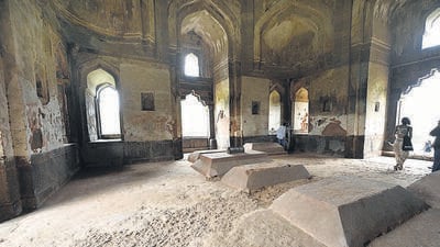 Walls of Shish Gumbad have started to peel off. (Arvind Yadav/HT Photo) Walls of Shish Gumbad have started to peel off. (Arvind Yadav/HT Photo)