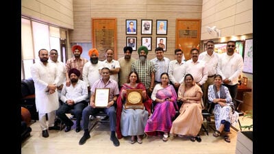 While BJP councillors and nominated councillors attended the tea party hosted by Chandigarh mayor Harpreet Kaur Babla on Friday, AAP and Congress councillors boycotted the event. (HT Photo) While BJP councillors and nominated councillors attended the tea party hosted by Chandigarh mayor Harpreet Kaur Babla on Friday, AAP and Congress councillors boycotted the event. (HT Photo)
