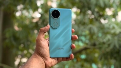 iQOO Z10R 5G in the Aquamarine colourway. (Shaurya Sharma - HT)