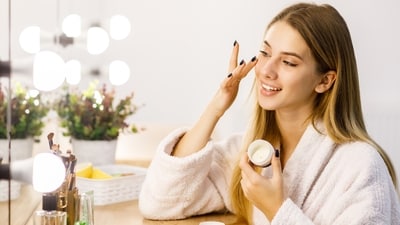 Does your skin get oily, dull and breaks out in humid weather? Here are 5 ways to fix it. (Image by Freepik) Does your skin get oily, dull and breaks out in humid weather? Here are 5 ways to fix it. (Image by Freepik)