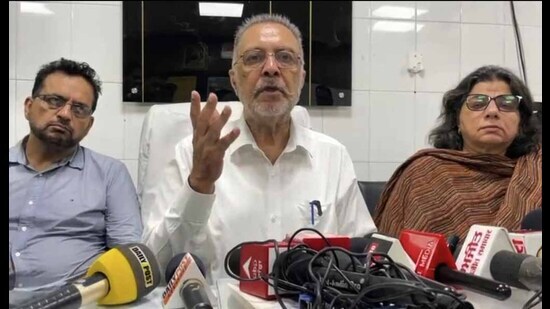 Punjab health and family welfare minister Dr Balbir Singh addressing mediapersons at Khanna hospital. (HT Photo)