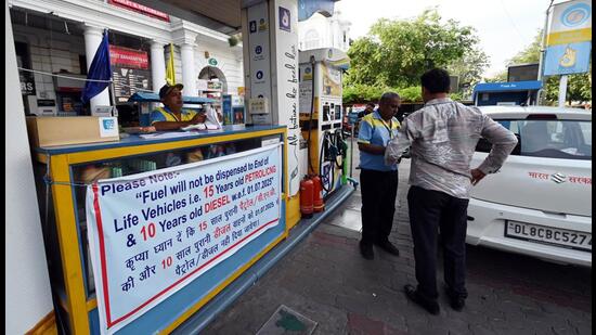 The challenge comes after the BJP government faced widespread criticism earlier this month for implementing a CAQM directive denying fuel to end-of-life vehicles from July 1. (Arvind Yadav/HT PHOTO)