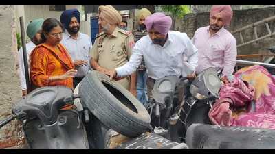 An inspection being carried out by health department officials in Ludhiana as part of the ‘Har Sukarvaar, Dengue Te Vaar’ campaign, launched by state health minister Dr Balbir Singh. (HT Photo) An inspection being carried out by health department officials in Ludhiana as part of the ‘Har Sukarvaar, Dengue Te Vaar’ campaign, launched by state health minister Dr Balbir Singh. (HT Photo)