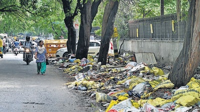 Garbage dumped in front of the Shaheed Bhagat Singh College in south Delhi. (Arvind Yadav/HT Photo) Garbage dumped in front of the Shaheed Bhagat Singh College in south Delhi. (Arvind Yadav/HT Photo)