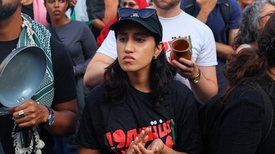 UK actor Ambika Mod claps, as other demonstrators bang pots and pans, to honour the Palestinians shot while queuing for food in Gaza, during a pro-Palestinian protest in London, Britain, July 25, 2025. (REUTERS/Isabel Infantes)