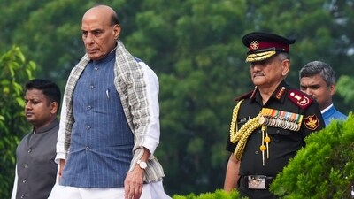 New Delhi: Defence Minister Rajnath Singh with Chief of Defence Staff General Anil Chauhan arrives to pay tribute to the Kargil War martyrs at the National War Memorial on the 26th anniversary of the 'Kargil Vijay Diwas', in New Delhi, Saturday. (PTI)