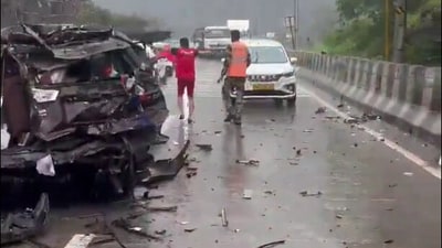 Authorities on the Mumbai-Pune expressway were seen diverting the traffic after the massive accident. (X) Authorities on the Mumbai-Pune expressway were seen diverting the traffic after the massive accident. (X)
