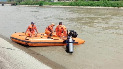 Two youths are feared drowned in the Beas-Sutlej Link Canal in Mandi district after one of them fell into the water and the other jumped in to save him. The incident occurred in the Balh area of Mandi district. The strong currents of the canal swept both individuals away. As soon as the information of the incident was received, police and NDRF teams reached the spot and a search operation was carried out throughout the night, but both could not be traced. (Birbal Sharma /HT)
