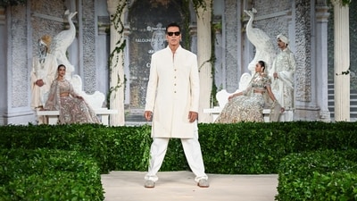 Akshay was dressed in regal white ethnicwear, looking dapper in a finely tailored sherwani paired with matching trousers and silver juttis. Adding a touch of swag, he completed the look with a pair of chic shades. (Jitender Gupta) Akshay was dressed in regal white ethnicwear, looking dapper in a finely tailored sherwani paired with matching trousers and silver juttis. Adding a touch of swag, he completed the look with a pair of chic shades. (Jitender Gupta)
