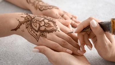Hariyali Teej 2025: Mehndi is worn by married women on Hariyali Teej. (Shutterstock) Hariyali Teej 2025: Mehndi is worn by married women on Hariyali Teej. (Shutterstock)