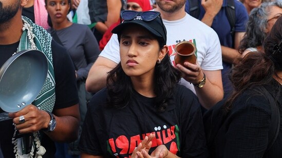 British actress, comedian, and writer Ambika Mod claps, as other demonstrators bang pots and pans, to honour the Palestinians shot while queuing for food in Gaza, during a pro-Palestinian protest in London, Britain, July 25, 2025.( REUTERS/Isabel Infantes)