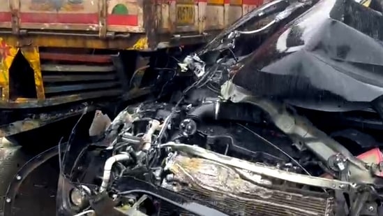 At least 20 vehicles, including luxury cars like BMW and Mercedes, were hit, resulting in serious injuries to 19 people on the Mumbai-Pune Expressway.(HT PHOTO)