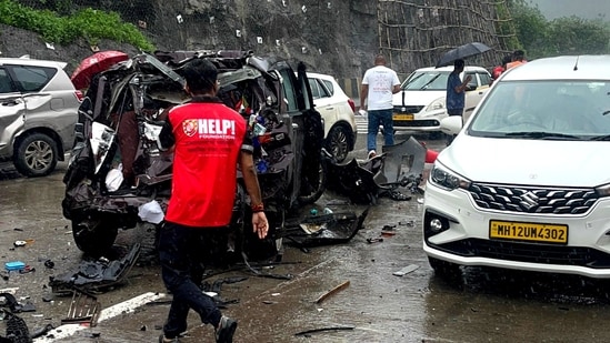 People injured in the Mumbai-Pune Expressway accident were taken to a private hospital in Navi Mumbai and authorities were seen helping on the road.(HT PHOTO)