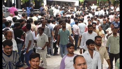 Candidates at one of the centres in Lucknow where RO/ARO prelim exam 2023 was held on July 27. (Deepak Gupta/HT photo) Candidates at one of the centres in Lucknow where RO/ARO prelim exam 2023 was held on July 27. (Deepak Gupta/HT photo)