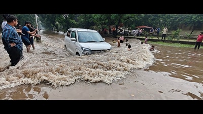 Commuters wade through waterlogged roads on the Sector 36/37 dividing road; and (right) the Panjab University campus following the rain on Sunday. (Keshav Singh/HT) Commuters wade through waterlogged roads on the Sector 36/37 dividing road; and (right) the Panjab University campus following the rain on Sunday. (Keshav Singh/HT)