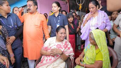 Delhi chief minister Rekha Gupta at the “faatak wali jhuggi” near the railway crossing in Shalimar Bagh on Sunday. (HT Photo) Delhi chief minister Rekha Gupta at the “faatak wali jhuggi” near the railway crossing in Shalimar Bagh on Sunday. (HT Photo)