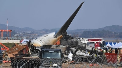 The right engine of the Jeju Air jet experienced a "surge" and emitted flames and black smoke, but investigators said it "was confirmed to be generating output sufficient for flight," (AFP/JUNG YEON-JE) The right engine of the Jeju Air jet experienced a "surge" and emitted flames and black smoke, but investigators said it "was confirmed to be generating output sufficient for flight," (AFP/JUNG YEON-JE)