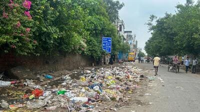 Garbage on Khandsa Road in Gurugram Sector 11 on Friday. (Parveen Kumar/HT photo) Garbage on Khandsa Road in Gurugram Sector 11 on Friday. (Parveen Kumar/HT photo)