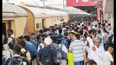 Huge rush of candidates at Charbagh railway station in Lucknow on Sunday. (HT Photo) Huge rush of candidates at Charbagh railway station in Lucknow on Sunday. (HT Photo)