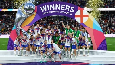 England's Leah Williamson and Keira Walsh celebrate with the trophy and teammates after winning the UEFA Women's Euro 2025 REUTERS/Matthew Childs (REUTERS)