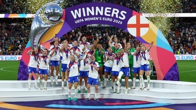 England's Leah Williamson and Keira Walsh celebrate with the trophy and teammates after winning the UEFA Women's Euro 2025 REUTERS/Matthew Childs (REUTERS)