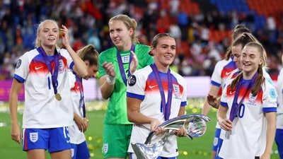 Soccer Football - UEFA Women's Euro 2025 - Final - England v Spain - St. Jakob-Park, Basel, Switzerland - July 27, 2025 England's Grace Clinton celebrates with the trophy after winning the UEFA Women's Euro 2025 REUTERS/Piroschka Van De Wouw (REUTERS)