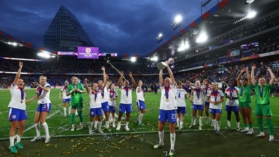 Soccer Football - UEFA Women's Euro 2025 - Final - England v Spain - St. Jakob-Park, Basel, Switzerland - July 27, 2025 England's Alessia Russo celebrates with the trophy after winning the UEFA Women's Euro 2025 REUTERS/Matthew Childs (REUTERS)