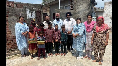 Teachers of government primary schools visiting door to door to enrol more students in Ludhiana on Sunday. (HT Photo) Teachers of government primary schools visiting door to door to enrol more students in Ludhiana on Sunday. (HT Photo)