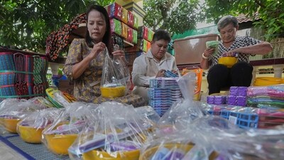 Bunyaluck Duchanee and Yupin Potiracha prepare packing goods for Thai residents who fled homes following clashes between Thai and Cambodian soldiers in Surin province, Thailand, Friday, July 25, 2025. (AP) Bunyaluck Duchanee and Yupin Potiracha prepare packing goods for Thai residents who fled homes following clashes between Thai and Cambodian soldiers in Surin province, Thailand, Friday, July 25, 2025. (AP)