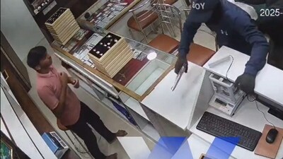 Three masked robbers loot Bengaluru jewellery store, Three masked robbers loot Bengaluru jewellery store,