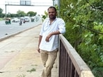 Stopping the white car by the smoggy roadside, cab driver Abid Khan gets out of his vehicle, and walks over to the tree-lined pave. (HT Photo)