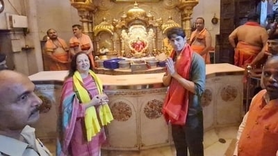 Sidharth Malhotra visits Siddhivinayak Temple with his mother. (Twitter) Sidharth Malhotra visits Siddhivinayak Temple with his mother. (Twitter)