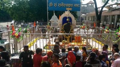 Indian devotees gather at The Shani Shingnapur Temple in Ahmednagar, some 200kms east of Mumbai on April 2, 2016. Angry villagers blocked a group of women activists from entering the inner sanctum of a temple in western India, despite a court order mandating Hindu women's right to worship / AFP PHOTO / STR (AFP) Indian devotees gather at The Shani Shingnapur Temple in Ahmednagar, some 200kms east of Mumbai on April 2, 2016. Angry villagers blocked a group of women activists from entering the inner sanctum of a temple in western India, despite a court order mandating Hindu women's right to worship / AFP PHOTO / STR (AFP)