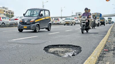Mumbai, India. July 28, 2025: Potholes on the Vakola flyover between Bandra and Vileparle. Mumbai, India. July 25, 2025. (Photo by Raju Shinde/HT Photo) (Raju Shinde) Mumbai, India. July 28, 2025: Potholes on the Vakola flyover between Bandra and Vileparle. Mumbai, India. July 25, 2025. (Photo by Raju Shinde/HT Photo) (Raju Shinde)