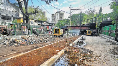 Mumbai, India, May 08, 2025: Bad condition of the cycle track near Shanmukhananda Hall in the Sion area of Mumbai. Mumbai, India.May 08, 2025. (Photo by Raju Shinde/ HT Photo) (Hindustan Times) Mumbai, India, May 08, 2025: Bad condition of the cycle track near Shanmukhananda Hall in the Sion area of Mumbai. Mumbai, India.May 08, 2025. (Photo by Raju Shinde/ HT Photo) (Hindustan Times)