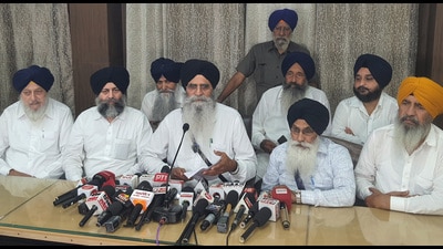 SGPC president Harjinder Singh Dhami with executive members addressing a press conference on Monday. (Sameer Sehgal /HT)