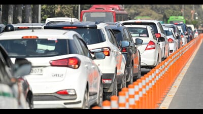 When a couple driving on the LBS road on Sunday afternoon overtook the car in front of them, little did they know they would become victims of road rage (representative image). (Photo by Raj K Raj/ Hindustan Times) (Hindustan Times) When a couple driving on the LBS road on Sunday afternoon overtook the car in front of them, little did they know they would become victims of road rage (representative image). (Photo by Raj K Raj/ Hindustan Times) (Hindustan Times)