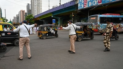 An advice from a traffic policeman helped save the life of a couple in Mumbai. (Photo by Raju Shinde/HT Photo) (RAju Shinde) An advice from a traffic policeman helped save the life of a couple in Mumbai. (Photo by Raju Shinde/HT Photo) (RAju Shinde)