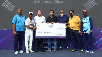 DDCA secretary Ashok Sharma (C), and directors Vikram Kohli (3rd from right), Vikas Katyal (2nd from right) and Shyam Sunder Sharma (3rd from left) hand over the DPL School Juniors cricket tournament champions’ cheque to Modern School, Barakhamba (Hindustan Times)