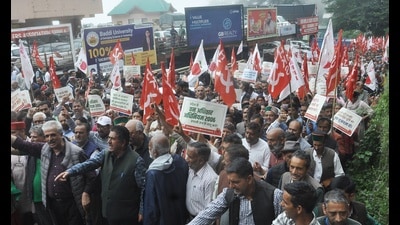 Himachal Pradesh Kisan Sabha and other apple grower organisations during protest outside the Himachal Pradesh secretariat, in Shimla, on Tuesday. (Deepak Sansta/HT) Himachal Pradesh Kisan Sabha and other apple grower organisations during protest outside the Himachal Pradesh secretariat, in Shimla, on Tuesday. (Deepak Sansta/HT)