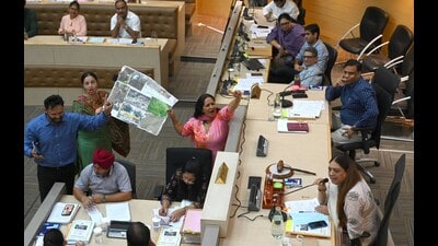 In response to the mounting pressure, the mayor Harpreet Kaur Babla adjourned the House proceedings for 15 minutes. (Keshav Singh/HT)