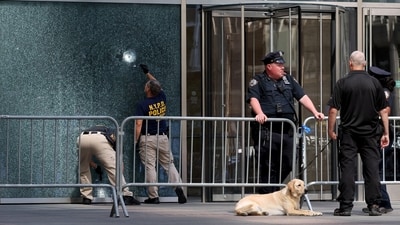 NYPD Crime Scene Unit investigators inspect a bullet hole at the scene of a deadly mass shooting in Manhattan, New York City, U.S. July 29, 2025. REUTERS/Kylie Cooper (REUTERS)