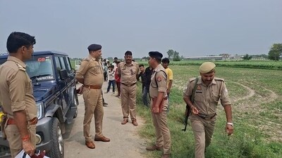Police investigating at the crime scene. (HT PHOTO) (HT_PRINT)