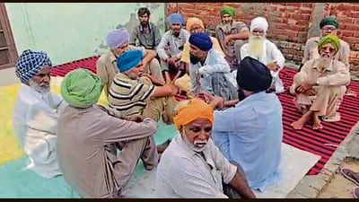 Relatives of people who lost their lives after the mini truck plunged into the Sirhind Canal near Malaud in Ludhiana. (HT Photo) Relatives of people who lost their lives after the mini truck plunged into the Sirhind Canal near Malaud in Ludhiana. (HT Photo)