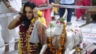 Rupali Ganguly sought blessings at Ujjain temple. Rupali Ganguly sought blessings at Ujjain temple.