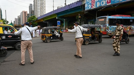 An advice from a traffic policeman helped save the life of a couple in Mumbai. (Photo by Raju Shinde/HT Photo) (RAju Shinde)